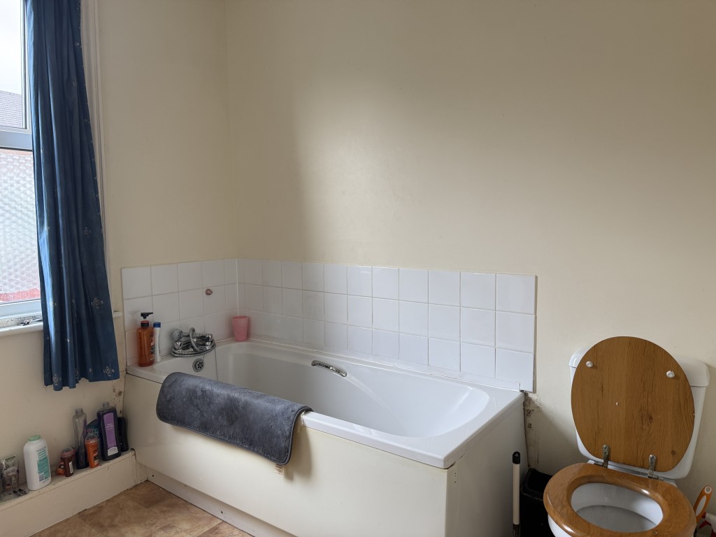 Lot: 111 - FREEHOLD HOUSE FOR INVESTMENT - Bathroom with white suite